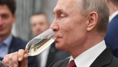 Elitele de la Kremlin beau tot mai mult din cauza războiului. Abuzul de alcool îi afectează pe oamenii din jurul lui Putin