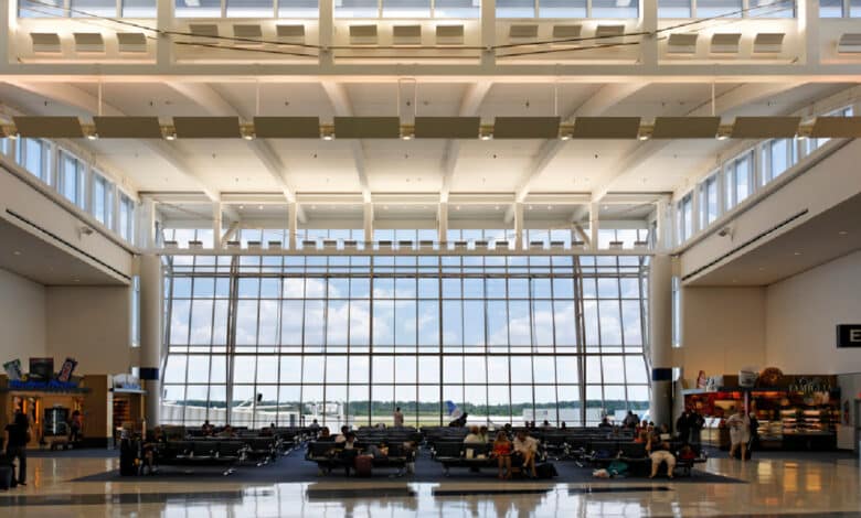O femeie a fost arestată pentru că şi-a abandonat nepoata pe un aeroport din Statele Unite